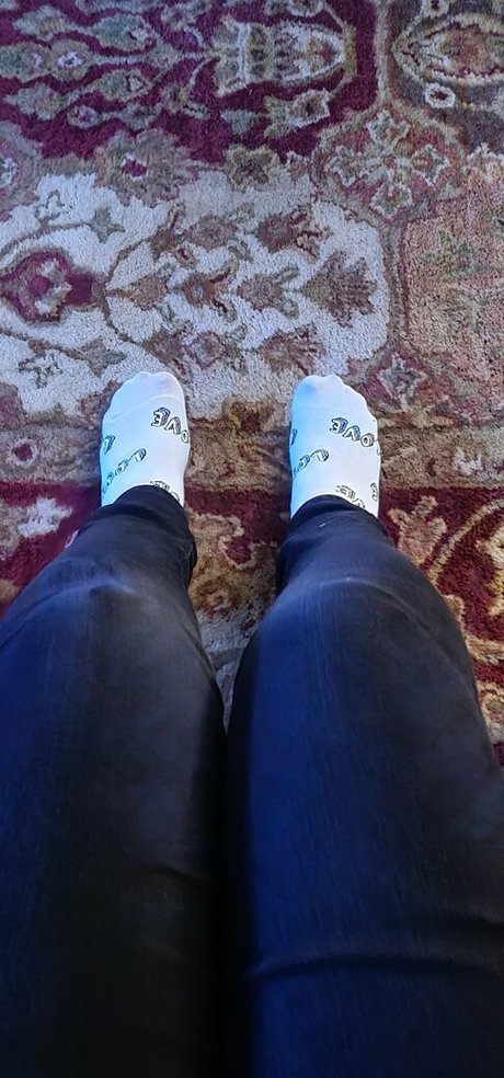 熟女の足オンリーファンズ ホットセクシー 画像