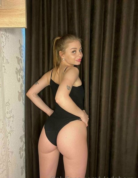 小さなおっぱいオンリーファンズ アート裸 ギャラリー