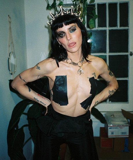 ワックスオンリーファン ヌード 写真