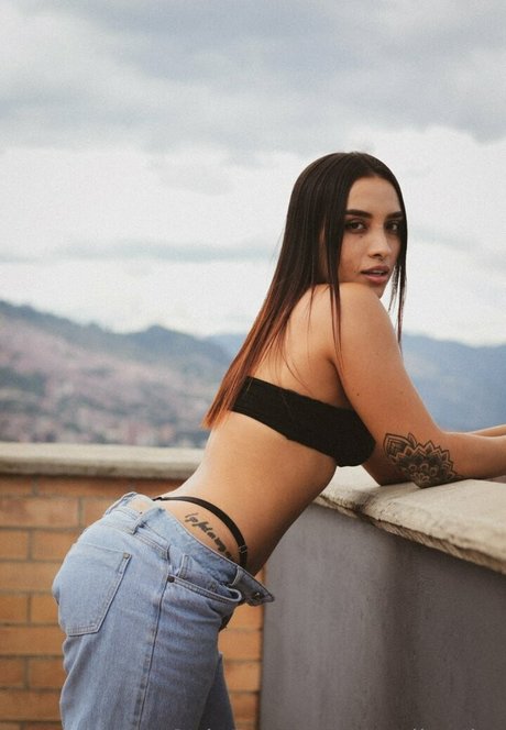 ストリップショー オンリーファンズ 無料ヌード アーカイブ