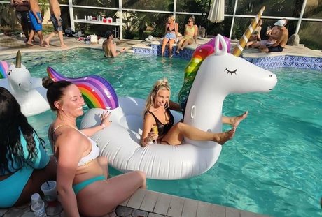 レズビアン乱交オンリーファンズ 無料裸 画像