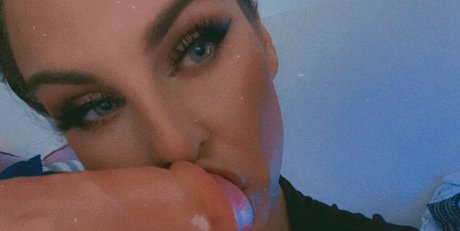 アウトドア 熟女 オンリーファンズ ポルノグラフィック 画像