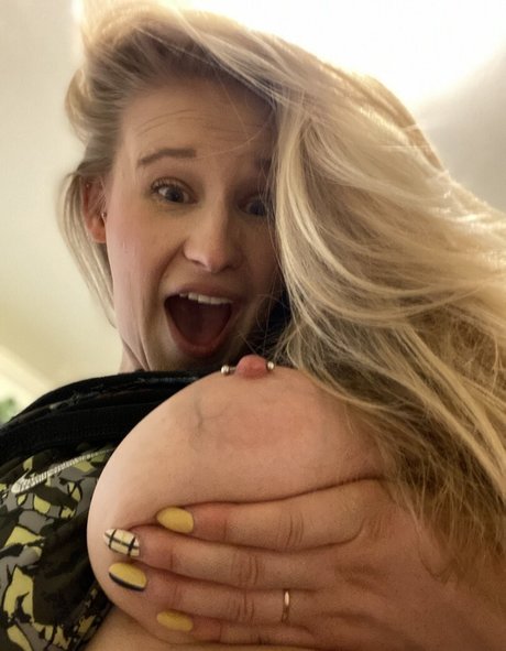 Heidisophiabobia ポルノスター アート 画像