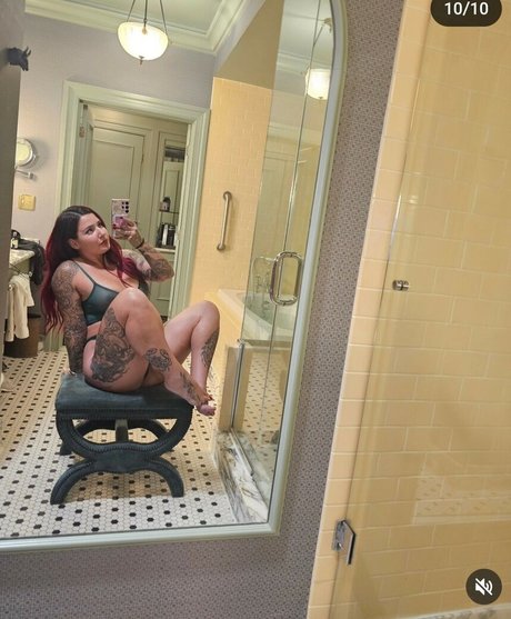 Caresse Simonaro ホットモデル 写真