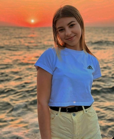 曲線美のブロンドオンリーファンズ 無料 写真