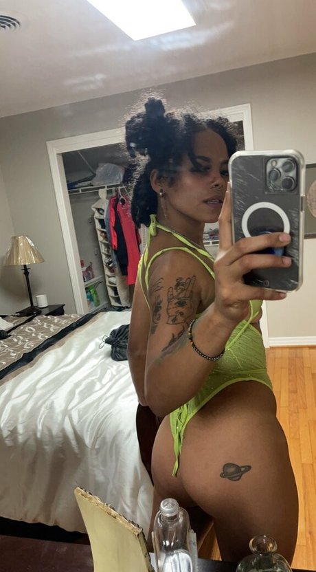 金髪オナニーオンリーファンズ セクシー 写真