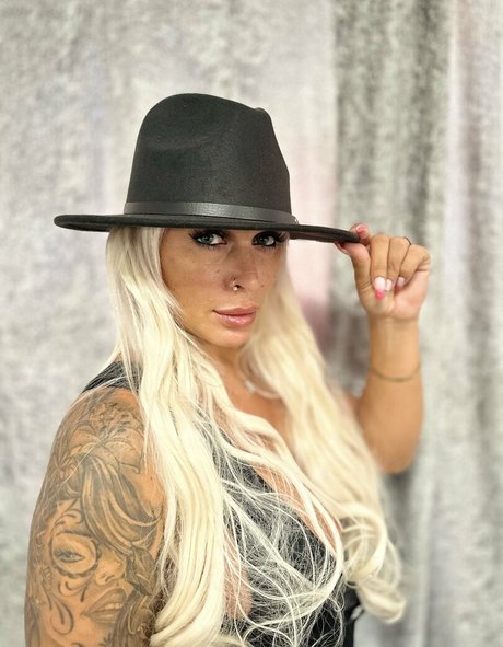 黒檀ペッギングオンリーファンズ ホットセクシー 写真