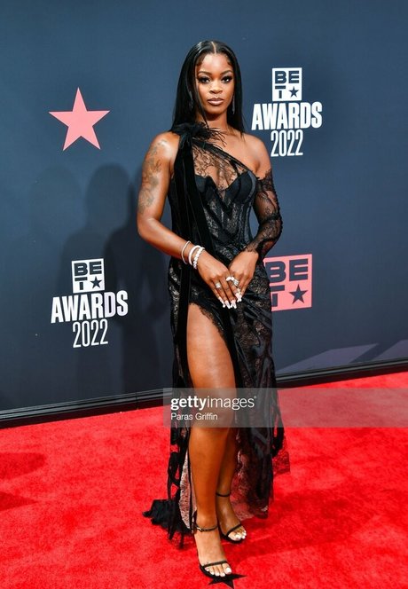 金髪の筋肉オンリーファンズ ポルノ 画像