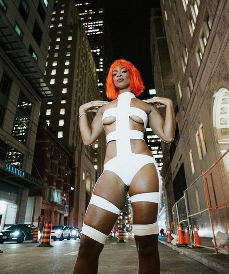 Ari Lennox 完璧なモデル 写真