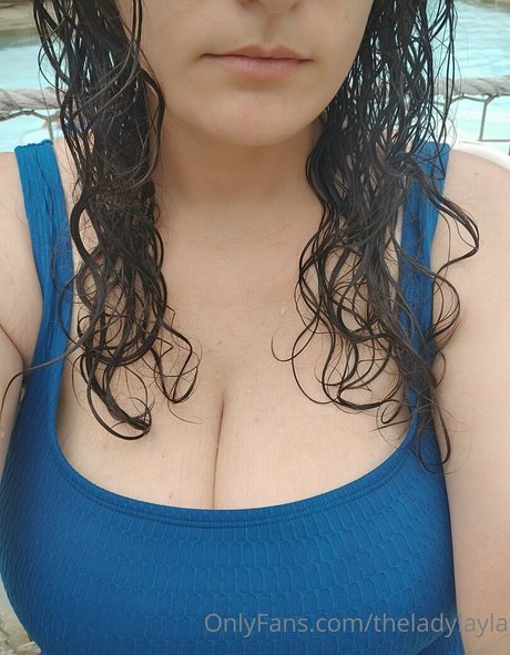 ぽっちゃりブルネットオンリーファンズ セクシー 写真