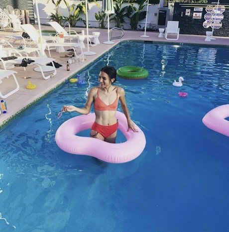 Alyssa Limperis アートスター 写真