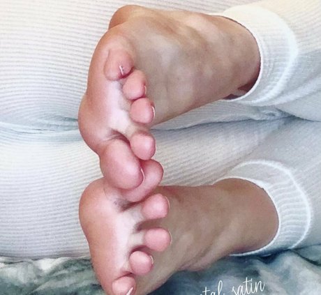 crystal satin free 裸の女優 画像