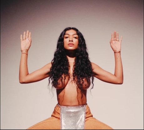 マッサージセラピストオンリーファンズ ヌード 画像