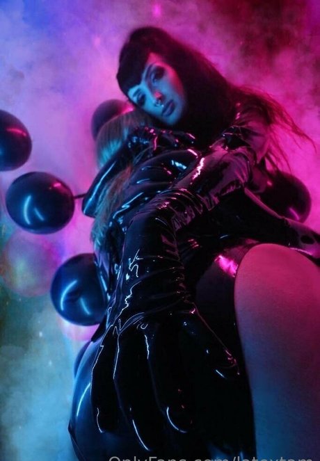 latextam ポルノスター 写真