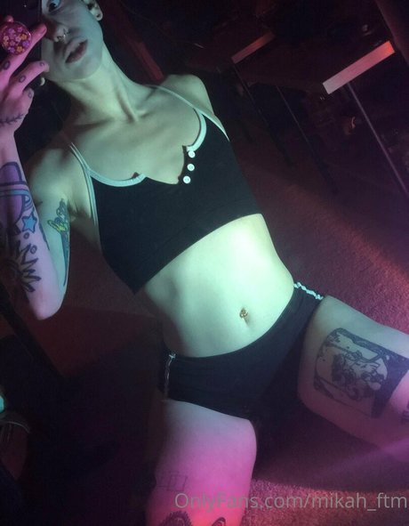 faguettemikah ポルノスター アート 写真