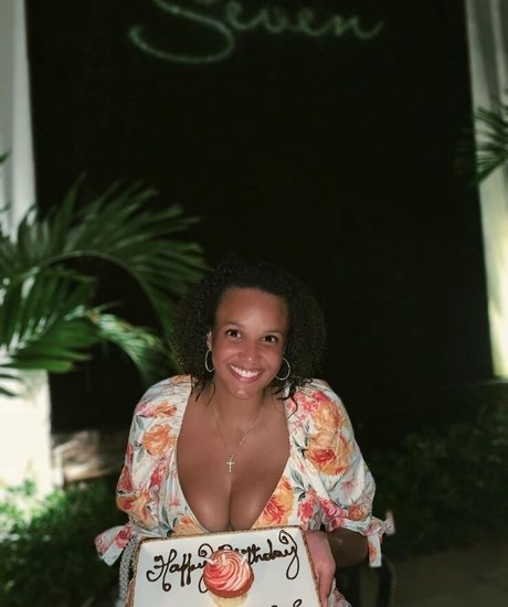 Ashley Nicole Williams セクシーモデル 写真