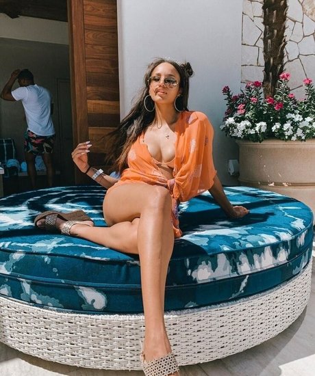 Ashley Nicole Williams セクシーモデル 写真