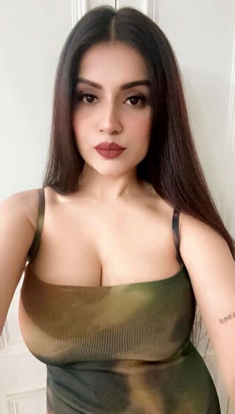 Nidhi Chaudhary xxx女優 写真