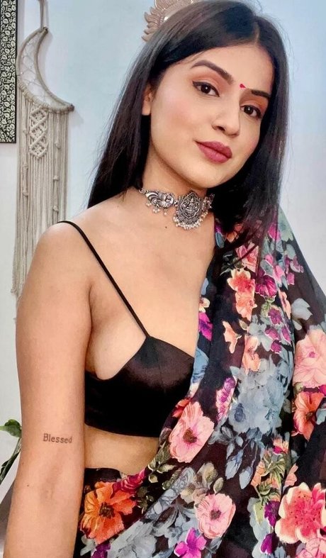 Nidhi Chaudhary ヌード女優 画像