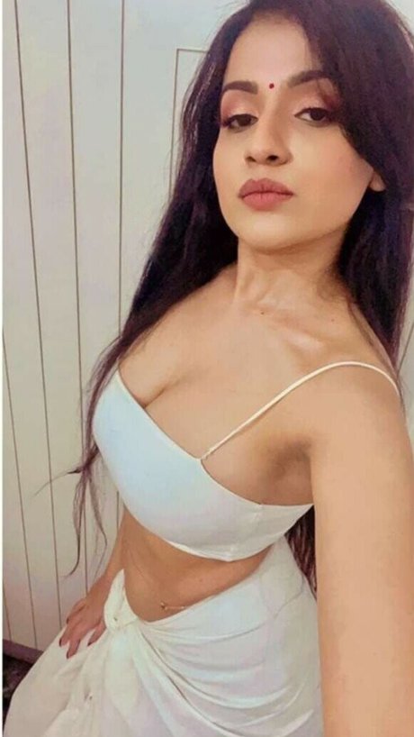 Nidhi Chaudhary アダルトモデル 写真