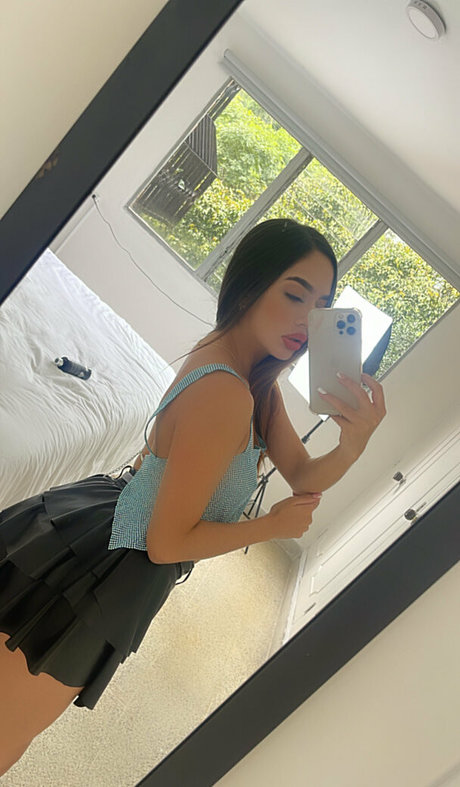 小さなおっぱいオンリーファンズ ホット裸 写真