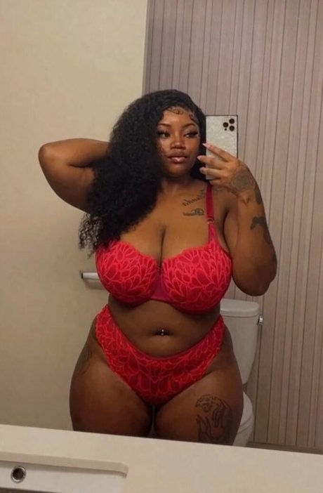 巨乳熟女オンリーファンズ ポルノ 画像