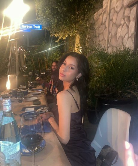 Izabella Alvarez 裸のモデル 写真