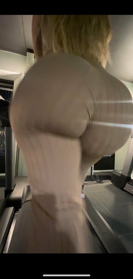 金髪の筋肉オンリーファンズ ホットセクシー 写真