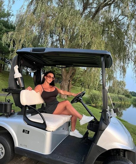 曲線美のブロンドオンリーファンズ ポルノグラフィック ギャラリー