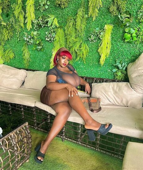 Chanel La Croix XXXモデル 写真