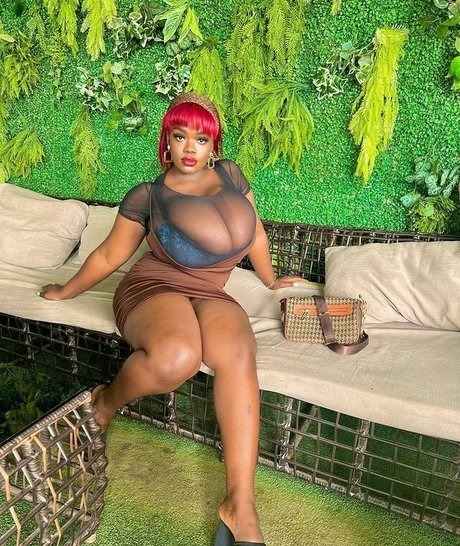 Chanel La Croix xxxスター 写真