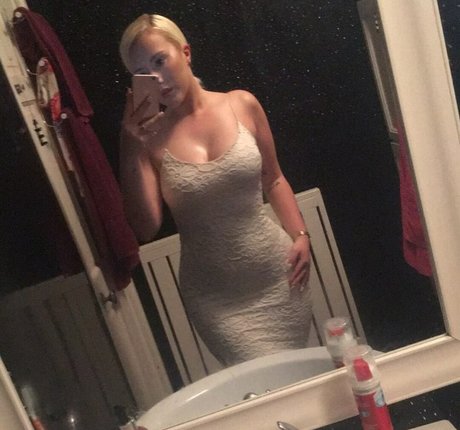 指マン 潮吹き オンリーファンズ セクシー裸 写真