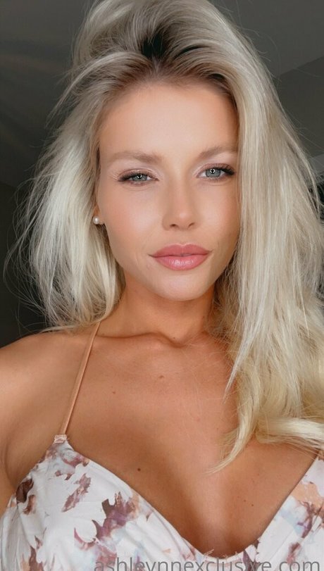 曲線美のブロンドオンリーファンズ 美しいxxx 写真