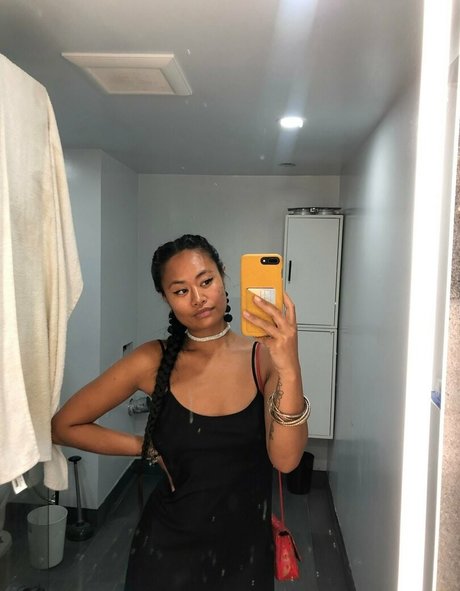 曲線美のブロンドオンリーファンズ ホットヌード 写真