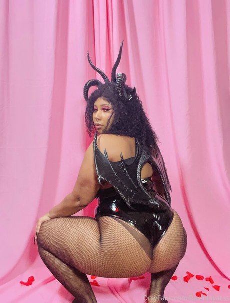 karminyates ポルノスター 写真