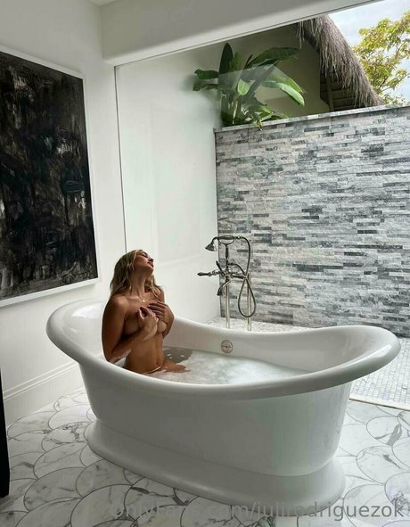 スキニーモデルオンリーファンズ ホット裸 ギャラリー