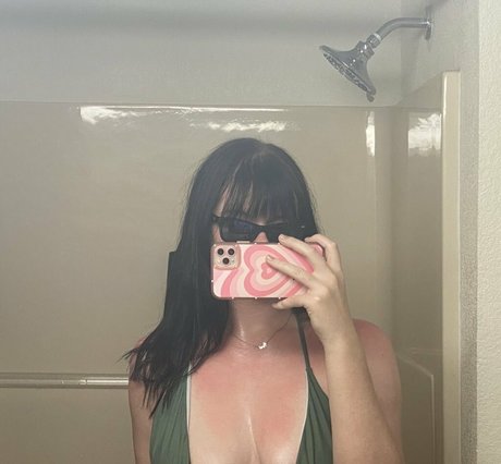 黒檀の熟女オンリーファンズ セクシー裸 写真