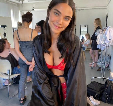 Romi Koren ポルノモデル 写真