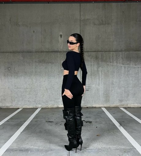 Alya ferrari トップモデル 写真