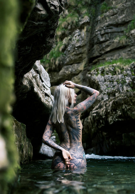 JOI オンリーファンズ アート裸 画像