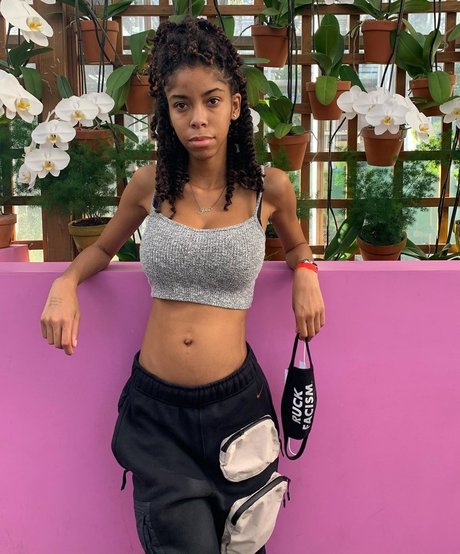 小さなおっぱいオンリーファンズ ホット裸 ギャラリー