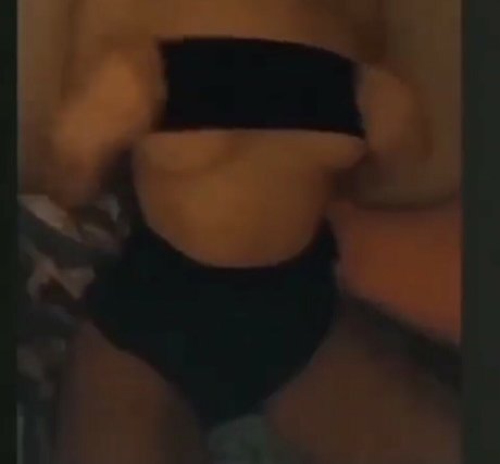 乳首 オンリーファンズ エロチック 写真