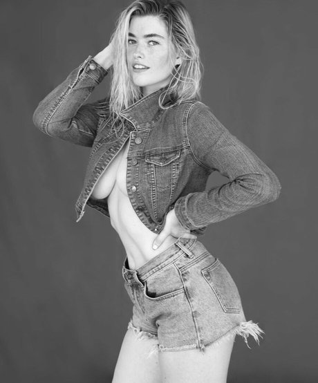 タトゥーオンリーファン セクシー裸 写真