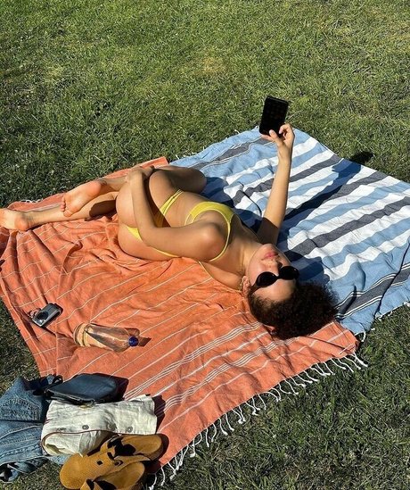 金髪の毛深いおまんこオンリーファンズ セクシーヌード アーカイブ