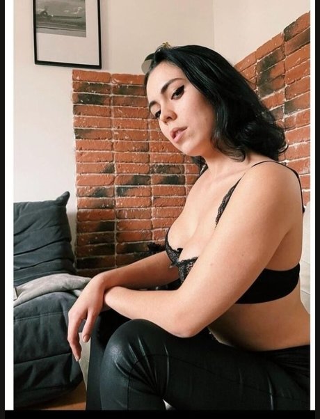 巨乳オナニーオンリーファンズ ホット裸 画像