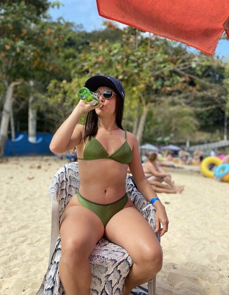 パンツを食い込ませるオンリーファンズ セクシーヌード 画像