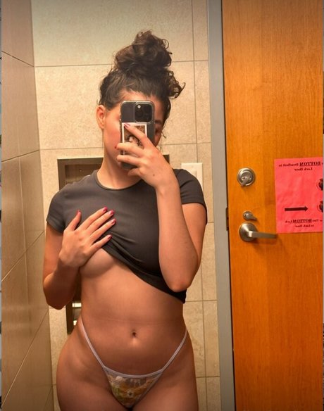 emilyelizabeth 1 ポルノスター 写真