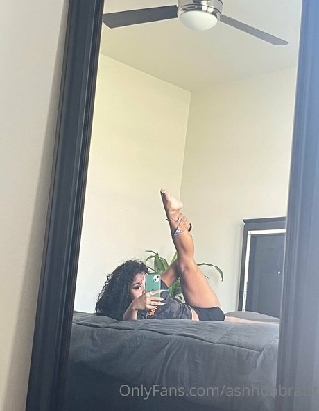 ashhdabrattt エロティックモデル 写真