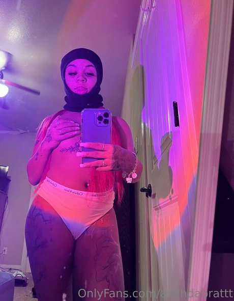 ashhdabrattt 裸のモデル 画像