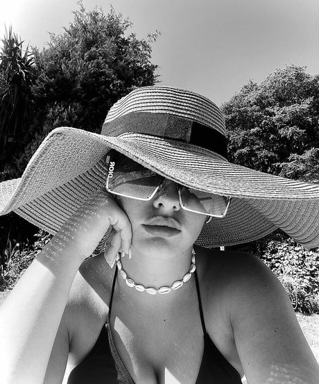 カーリーエボニーオンリーファンズ HD 写真